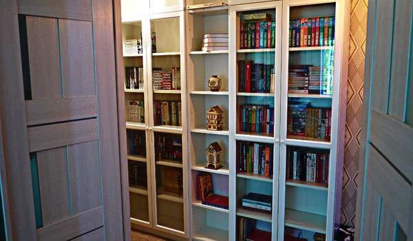 Define Your Entry With a Bookcase