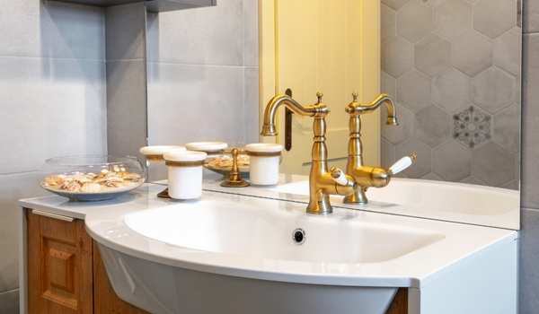 Luxurious Sink with Corner