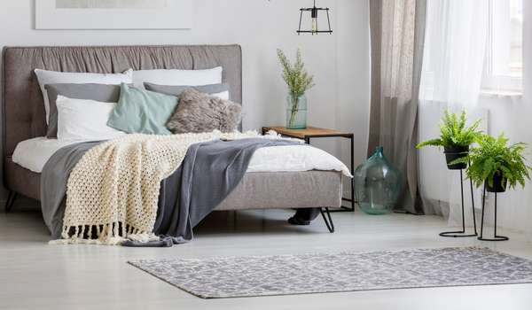  MAKE A SMALL BEDROOM FEEL BIGGER WITH PALE COLORS AND STRIPES 